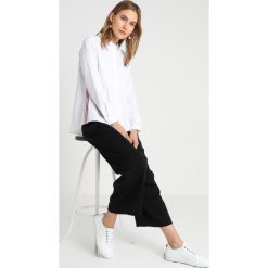 Seidensticker Koszula optical white. Białe bluzki damskie marki Seidensticker, bez wzorów, z elastanu, bez kołnierzyka, bez rękawów. Za 449,00 zł.
