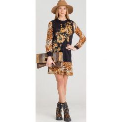 SUKIENKA TWINSET. Czarne sukienki damskie Twinset, na co dzień, s, z nadrukiem, ze skóry, z okrągłym kołnierzem, bez rękawów, proste. Za 634,50 zł.