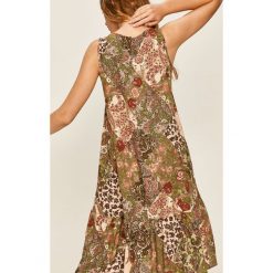 Answear - Sukienka Answear Lab. Sukienki damskie ANSWEAR, na co dzień, s, bez wzorów, z wiskozy, casualowe, z okrągłym kołnierzem, bez rękawów, midi, rozkloszowane. Za 129,90 zł.