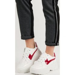 SNEAKERSY NA PLATFORMIE. Czarne trampki i tenisówki damskie KYLIE. Za 89,90 zł.