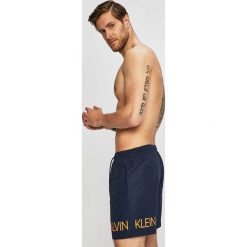Calvin Klein Jeans - Szorty kąpielowe. Niebieskie kąpielówki męskie Calvin Klein Jeans, m, z nadrukiem, z poliesteru. W wyprzedaży za 229,90 zł.