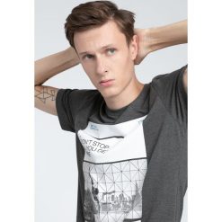 T-shirt męski TSM027 - ciemny szary melanż. Szare koszulki męskie marki 4f, m, z nadrukiem, z elastanu, bez kołnierzyka, krótkie. W wyprzedaży za 59,99 zł.