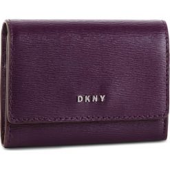 Mały Portfel Damski DKNY - Bryant Card Case Id R82Z3503 Brinjal 6BJ. Fioletowe portfele damskie DKNY, bez wzorów, ze skóry. W wyprzedaży za 219,00 zł.