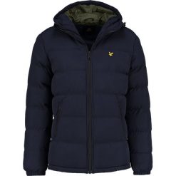Lyle & Scott Kurtka zimowa navy. Niebieskie kurtki męskie marki Lyle & Scott, na zimę, xxl, bez wzorów, z nylonu, bez kaptura. W wyprzedaży za 587,30 zł.