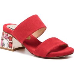 Klapki ALMA EN PENA - V19661 Suede Red. Czerwone klapki damskie Alma en Pena, bez wzorów, ze skóry, bez obcasa, na obcasie. Za 459,00 zł.