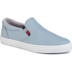 Tenisówki TOMMY HILFIGER - Essential Slip On Sneaker Denim FM0FM02686 Light Denim 1AA. Niebieskie półbuty męskie TOMMY HILFIGER, na co dzień, bez wzorów, z gumy, eleganckie, bez zapięcia. Za 299,00 zł.