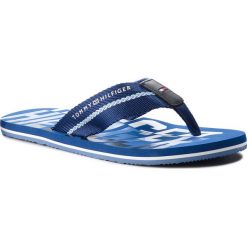 Japonki TOMMY HILFIGER - Bold Hilfiger Beach Sandal FM0FM01367 Monaco Blue 408. Niebieskie chodaki męskie TOMMY HILFIGER, z materiału. Za 159,00 zł.