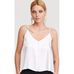 Satynowy top - Kremowy. Białe topy damskie Reserved, bez wzorów, z satyny, bez kołnierzyka. Za 79,99 zł.