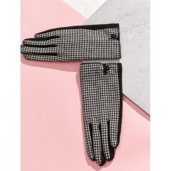 DZIANINOWE RĘKAWICZKI W KRATĘ Z OZDOBNYM GUZIKIEM. Czarne rękawiczki damskie marki Top Secret, na zimę, z dzianiny. W wyprzedaży za 24,99 zł.