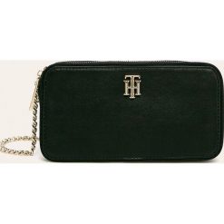 Tommy Hilfiger - Torebka. Czarne listonoszki damskie TOMMY HILFIGER, w paski, ze skóry ekologicznej, na ramię, małe, bez dodatków. Za 449,90 zł.