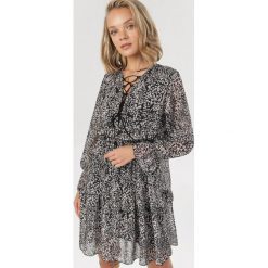 Czarna Sukienka Zaehanya. Czarne sukienki damskie Born2be, s, bez wzorów, bez kołnierzyka, bez rękawów, mini. Za 119,99 zł.