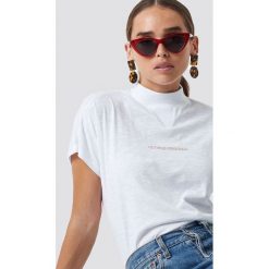NA-KD Trend Top z krótkim rękawem Nothing Personal - White. Białe topy damskie marki NA-KD Trend, z nadrukiem, z jersey, bez kołnierzyka. W wyprzedaży za 48,57 zł.