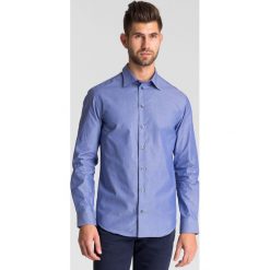 Niebieska koszula męska w kratkę. Niebieskie koszule męskie Armani Collezioni, xl, w kratkę, z włoskim kołnierzykiem, bez rękawów. Za 279,60 zł.