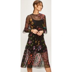 Desigual - Sukienka. Czarne sukienki damskie Desigual, s, z elastanu, casualowe, z okrągłym kołnierzem, długie, midi, rozkloszowane. W wyprzedaży za 439,90 zł.