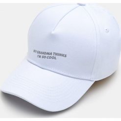 Czapka z daszkiem - Biały. Białe czapki damskie Cropp, bez wzorów. Za 29,99 zł.