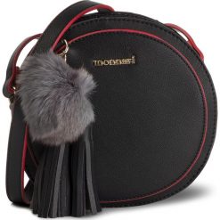 Torebka MONNARI - BAG9490-020 Black. Czarne listonoszki damskie Monnari, bez wzorów, ze skóry ekologicznej, bez dodatków. W wyprzedaży za 109,00 zł.