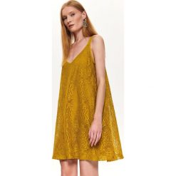 Sukienka damska we wzory. Zielone sukienki damskie Top Secret, na zimę, w paski, z koronki, eleganckie, z dekoltem na plecach, bez rękawów. W wyprzedaży za 39,99 zł.