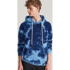 Bluza z kapturem tie-dye - Granatowy. Niebieskie bluzy męskie Reserved, s, bez wzorów, z kapturem, bez rękawów, z kapturem. Za 139,99 zł.