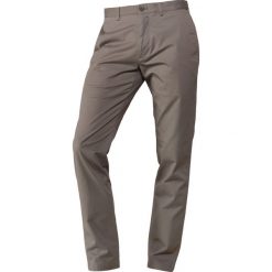 Chinosy męskie: Club Monaco CONNOR Spodnie materiałowe olive