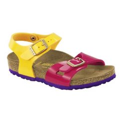 Sandały w kolorze żółto-różowym. Różowe sandały dziewczęce Birkenstock, z materiału, z otwartym noskiem, ze sprzączką. W wyprzedaży za 179,95 zł.