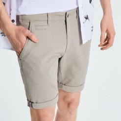 Szorty z podwiniętą nogawką - Jasny szary. Szare spodenki i szorty męskie Cropp, m, bez wzorów. Za 59,99 zł.
