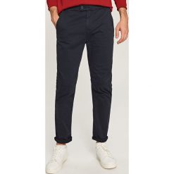 Spodnie slim fit - Granatowy. Niebieskie spodnie chłopięce marki Reserved. W wyprzedaży za 99,99 zł.