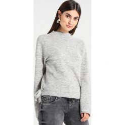 Swetry klasyczne damskie: Betty & Co Sweter light silver melange