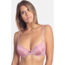Biustonosz push-up w kolorze jasnoróżowym. Różowe biustonosze Sassa, Bye Bra, w koronkowe wzory, z koronki. W wyprzedaży za 49,95 zł.