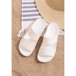 Białe Klapki Splendid Idea. Białe klapki damskie Born2be, bez wzorów, bez obcasa, na płaskiej podeszwie. Za 49,99 zł.
