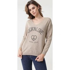 Beżowy Sweter Crystal Brook. Brązowe swetry damskie Born2be, s, z nadrukiem, bez rękawów, długie, bez kaptura. Za 109,99 zł.