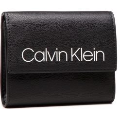 Portfele damskie: Mały Portfel Damski CALVIN KLEIN - Collegic Medium Trifold K60K604506 001