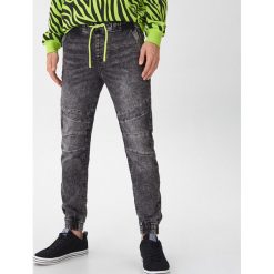 Spodnie jogger slim - Czarny. Czarne spodnie męskie House, s, bez wzorów. W wyprzedaży za 69,99 zł.