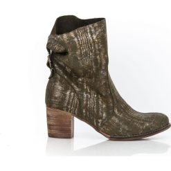 Botki na słupku - skóra naturalna - model 497 - kolor zielony marmur. Zielone botki damskie Zapato, na zimę, z jeansu, klasyczne, za kostkę, bez obcasa, na obcasie, na klamry. Za 399,00 zł.