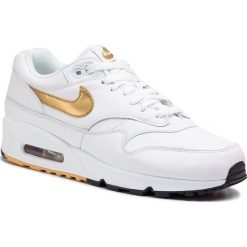 Buty NIKE - Air Max 90/1 AJ7695 102 White/Metallic Gold/Black. Białe sneakersy męskie Nike, na co dzień, bez wzorów, ze skóry, bez zapięcia. Za 639,00 zł.