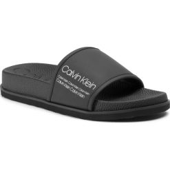 Klapki CALVIN KLEIN - Mackee F0987 Black. Czarne klapki męskie Calvin Klein, bez wzorów, ze skóry ekologicznej. W wyprzedaży za 249,00 zł.