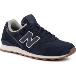 Sneakersy NEW BALANCE - WL996CI Granatowy. Niebieskie półbuty damskie New Balance, na co dzień, bez wzorów, z zamszu, bez obcasa, na płaskiej podeszwie, bez zapięcia. W wyprzedaży za 239,00 zł.
