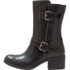 Clarks MAY PEARL OASIS Kozaki black. Czarne buty zimowe damskie Clarks, z materiału. W wyprzedaży za 412,30 zł.