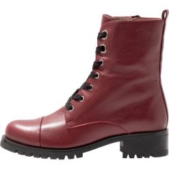 Unisa INCHEN Botki sznurowane garnet. Czerwone botki damskie na zamek Unisa, z materiału, na sznurówki. Za 629,00 zł.