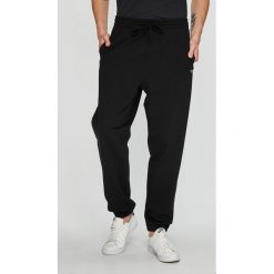 Vans - Spodnie. Czarne spodnie męskie Vans, na co dzień, m, bez wzorów, z bawełny, casualowe. W wyprzedaży za 159,90 zł.