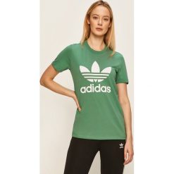 Adidas Originals - T-shirt. Topy damskie adidas Originals, z nadrukiem, z elastanu, z okrągłym kołnierzem. W wyprzedaży za 79,90 zł.
