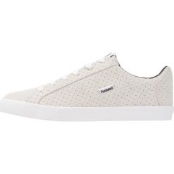 Hummel CROSS COURT SUEDE Tenisówki i Trampki white. Białe tenisówki damskie Hummel, z weluru. W wyprzedaży za 220,35 zł.