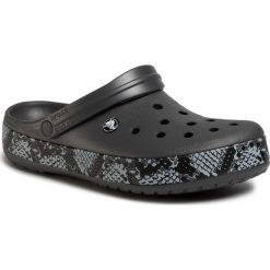 Klapki CROCS - Crocsband Snake Print Clog 206308 Graphite/Black. Czarne klapki damskie Crocs, bez wzorów, z tworzywa sztucznego, bez obcasa. Za 219,00 zł.
