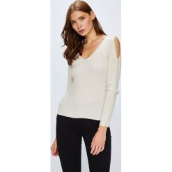Guess Jeans - Sweter. Szare swetry damskie Guess Jeans, s, z aplikacjami, z poliesteru, z krótkim rękawem, krótkie, bez kaptura. W wyprzedaży za 299,90 zł.