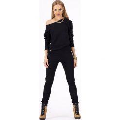 Stylowy Czarny Kombinezon z Elastyczną Talią. Czarne kombinezony damskie Molly.pl, s, bez wzorów, z dresówki, eleganckie, bez kołnierzyka, bez rękawów. Za 119,90 zł.
