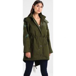 Armani Exchange Parka military green. Zielone parki damskie Armani Exchange, s, z bawełny. W wyprzedaży za 547,60 zł.