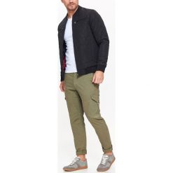 Kurtka męska typu bomber w modne pikowanie. Czarne kurtki męskie Top Secret, na zimę, m, bez wzorów, eleganckie, krótkie, bez kaptura. W wyprzedaży za 139,99 zł.