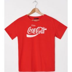 Koszulka Coca-Cola - Czerwony. Czerwone koszulki damskie House, s, bez wzorów, bez kołnierzyka. Za 39,99 zł.