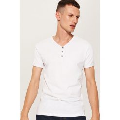 Gładki t-shirt z guzikami - Biały. Białe t-shirty męskie House, l. Za 35,99 zł.