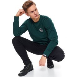 Bluza gładka z haftem. Zielone bluzy męskie Top Secret, na wiosnę, m, z haftami, z bawełny, sportowe, bez kołnierzyka, bez rękawów, bez kaptura. W wyprzedaży za 69,99 zł.
