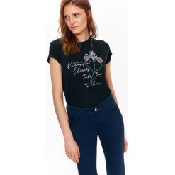 T-shirt damski z cekinami oraz haftem. Czarne t-shirty damskie Top Secret, z nadrukiem, z bawełny, z okrągłym kołnierzem. W wyprzedaży za 39,99 zł.